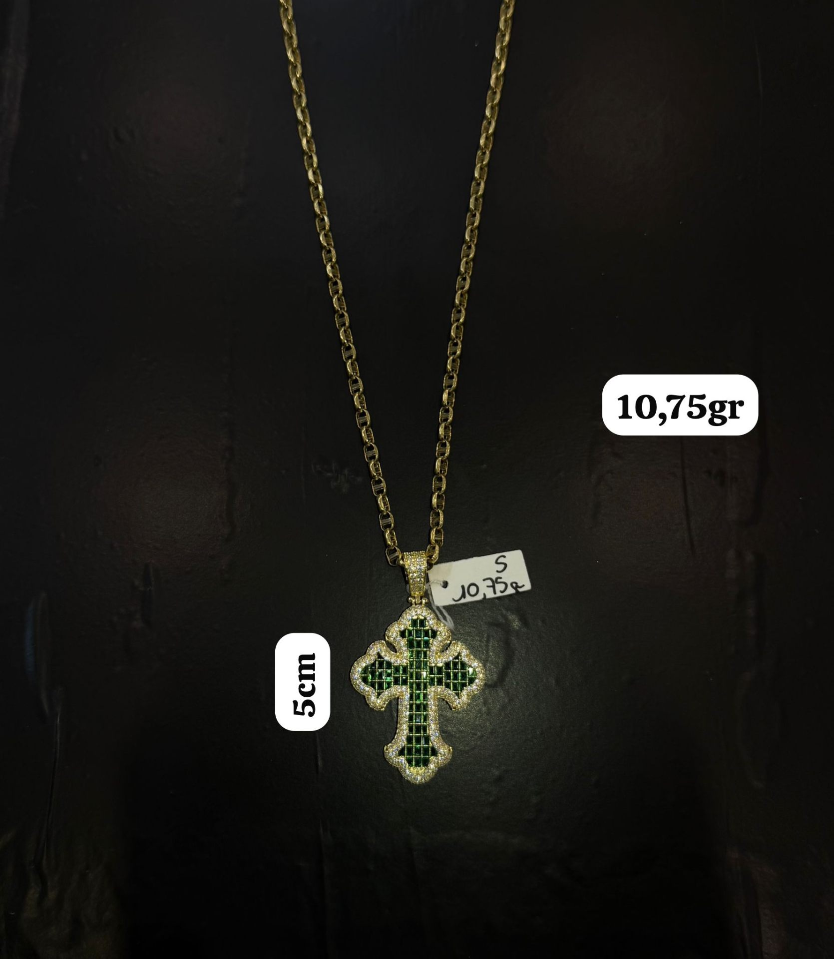 Cadena de oro con colgante cruz de esmeraldas — joyería en Carabanchel